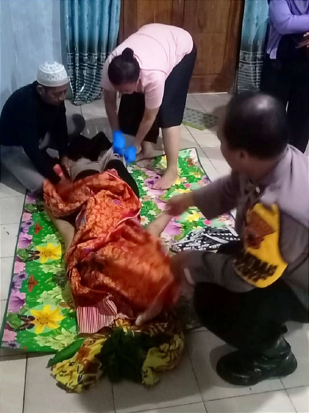 Pihak kepolisian saat berada di lokasi kejadian untuk mengevakuasi jenazah korban ID, 32, warga Desa Domplang, Kecamatan Bawen, Kabupaten Semarang