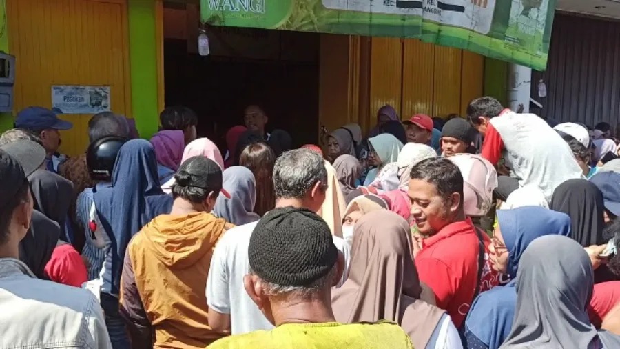 Warga mengantre beras SPHP di salah satu kios milik pedagang Pasar Kliwon Rejo Amertani, Kabupaten Temanggung, Selasa (20/2).