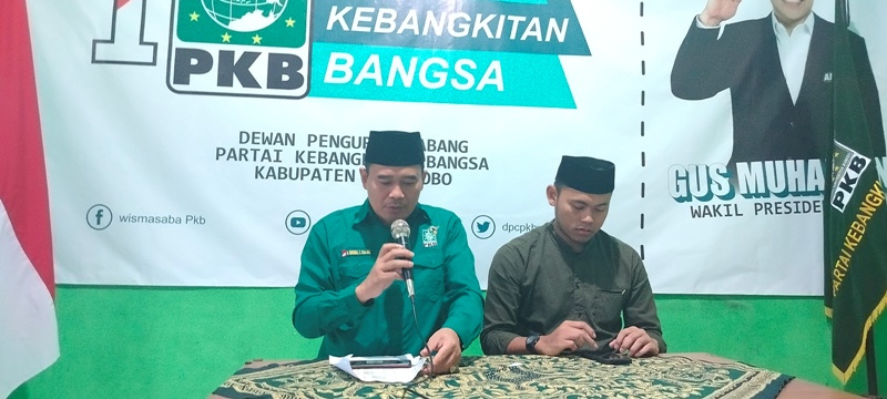 Wakil Ketua Bidang Legislatif dan Kebijakan Publik DPC PKB Kabupaten Wonosobo, Suwondo Yudhistiro (kiri) dan Sekretaris Ahmad Faqih saat konferensi pers di kantor PKB setempat, Selasa (20/2/2024)