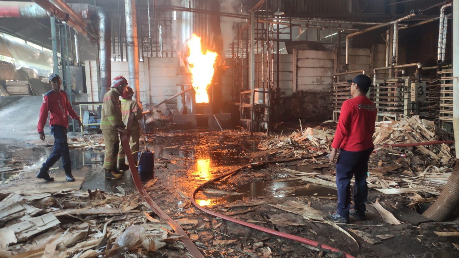Tim pemadam kebakaran Kabupaten Temanggung memadamkan api boiler pabrik di Rejosari Pringsurat yang terbakar, Rabu (21/2/2024).
