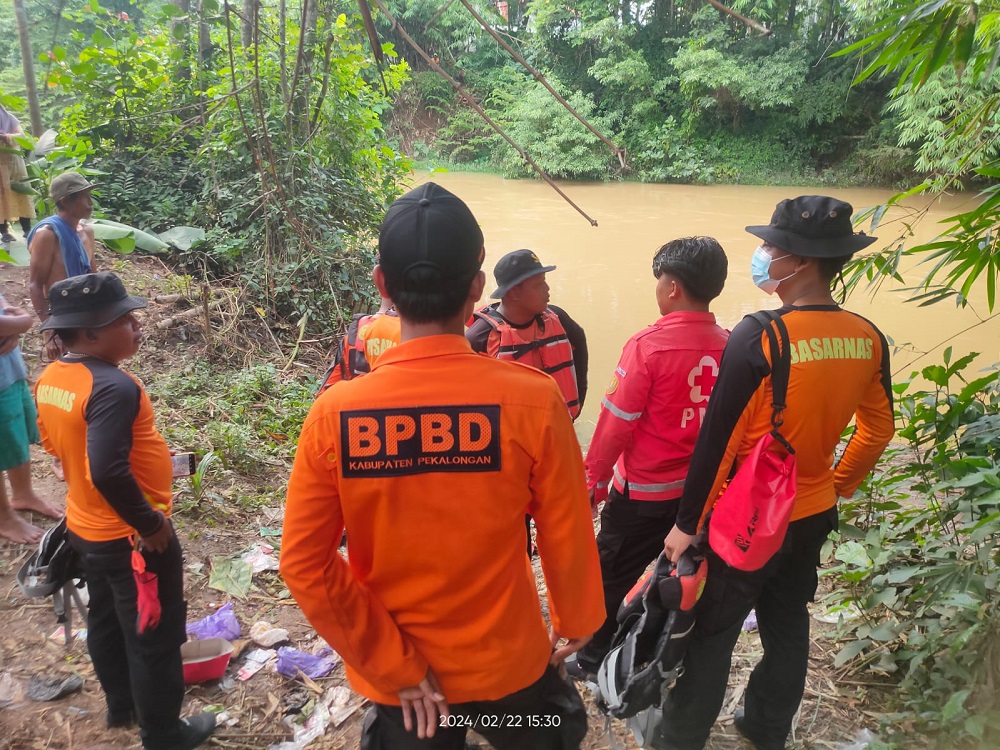 Tim SAR gabungan saat melakukan pencarian bocah tenggelam di Sungai Sragi, Kabupaten Pekalongan, Kamis (22/2/2024).
