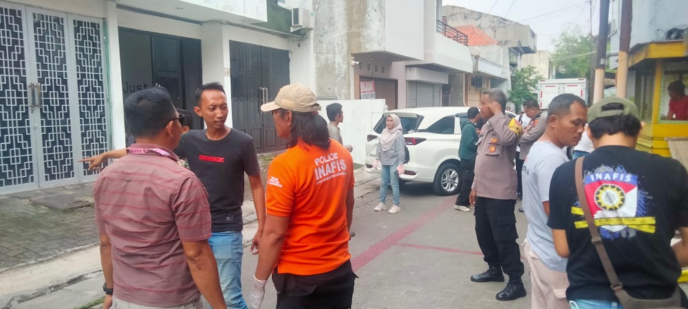 Polisi saat melakukan olah TKP korban ditemukan tewas di depan Toko Ndog Klimis Semarang Timur