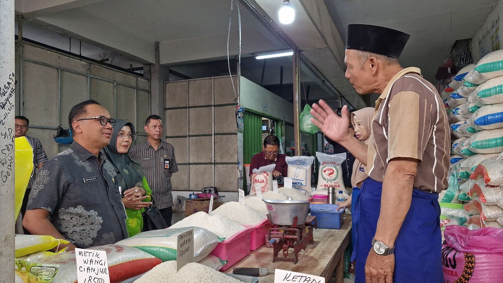 Wali Kota Magelang dr Muchamad Nur Aziz memantau harga beras di Pasar Rejowinangun di sela kegiatan operasi pasar (OP), beberapa hari lalu.
