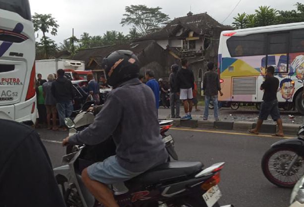 Arus lalu lintas macet saat terjadi kecelakaan beruntun di Jalan Jogja-Magelang Km 21, Desa Semen, Salam, Kabupaten Magelang.