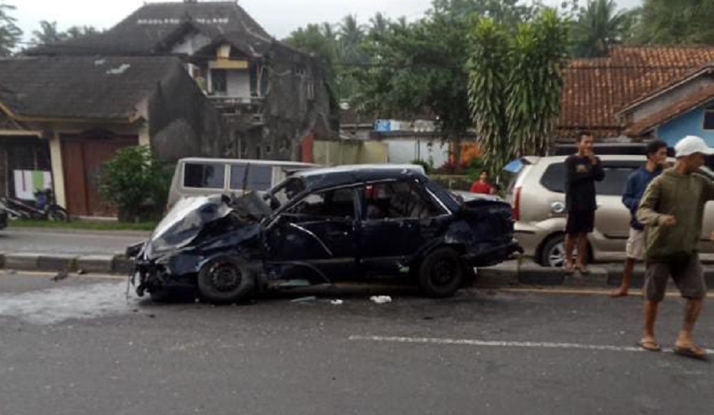 Kondisi mobil sedan rusak berat setelah ditabrak truk dan bus di Jalan Jogja-Magelang Km 21, Desa Semen, Salam, Kabupaten Magelang.