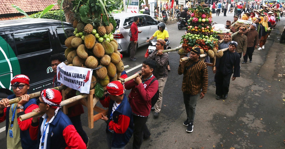 Ratusan warga Kecamatan Gunungpati, Kota Semarang saat mengikuti kirab budaya Festival Durian Gunungpati Season 2, Jumat (23/2/2024).