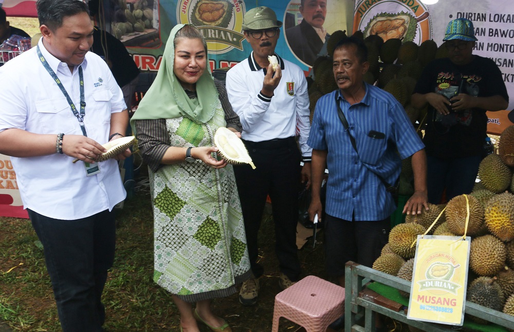 Wali Kota Semarang Hevearita Gunaryanti Rahayu didampingi Kepala Dinas Pertanian Hernowo Budi Luhur saat mencicipi durian saat Festival Durian Gunungpati, Jumat (23/2/2024)