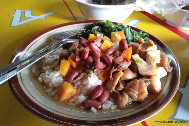 Sop senerek Bu Atmo salah satu kuliner khas Kota Magelang.