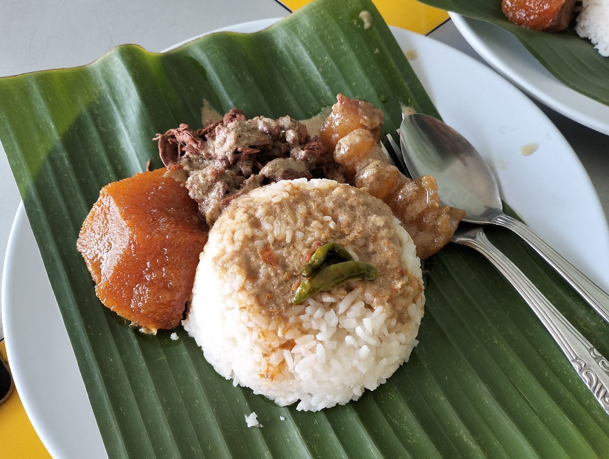 Menu dari warung makan Gudeg Poncol yang legendaris.