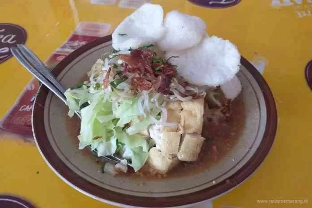 Sepiring kupat tahu Pak Pangat akan mengenyangkan perut.