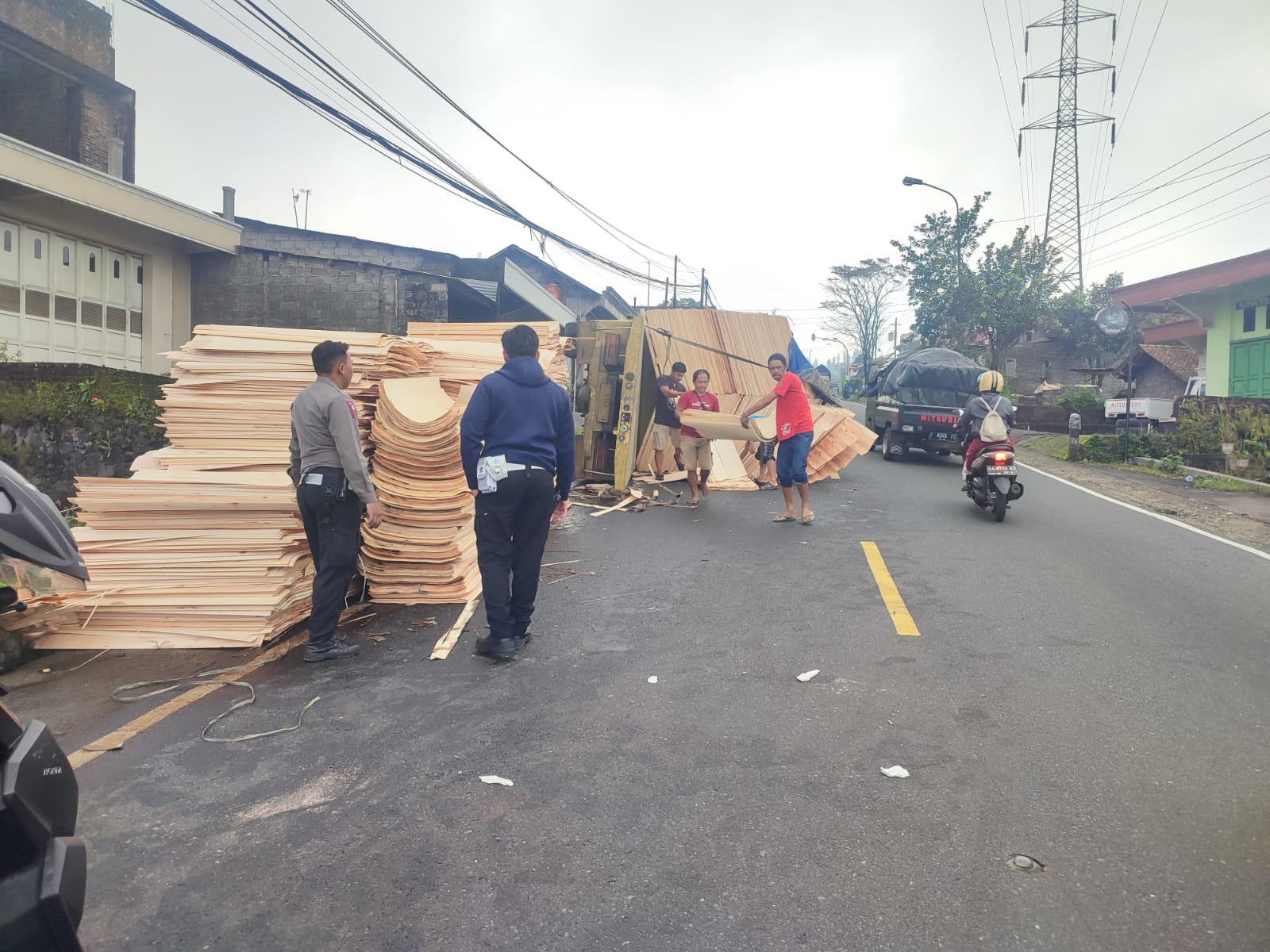Polisi saat melakukan evakuasi truk yang terguling di jalan Kretek-Parakan Desa Candimulyo, Kertek, Kamis (22/2/2024) pagi.