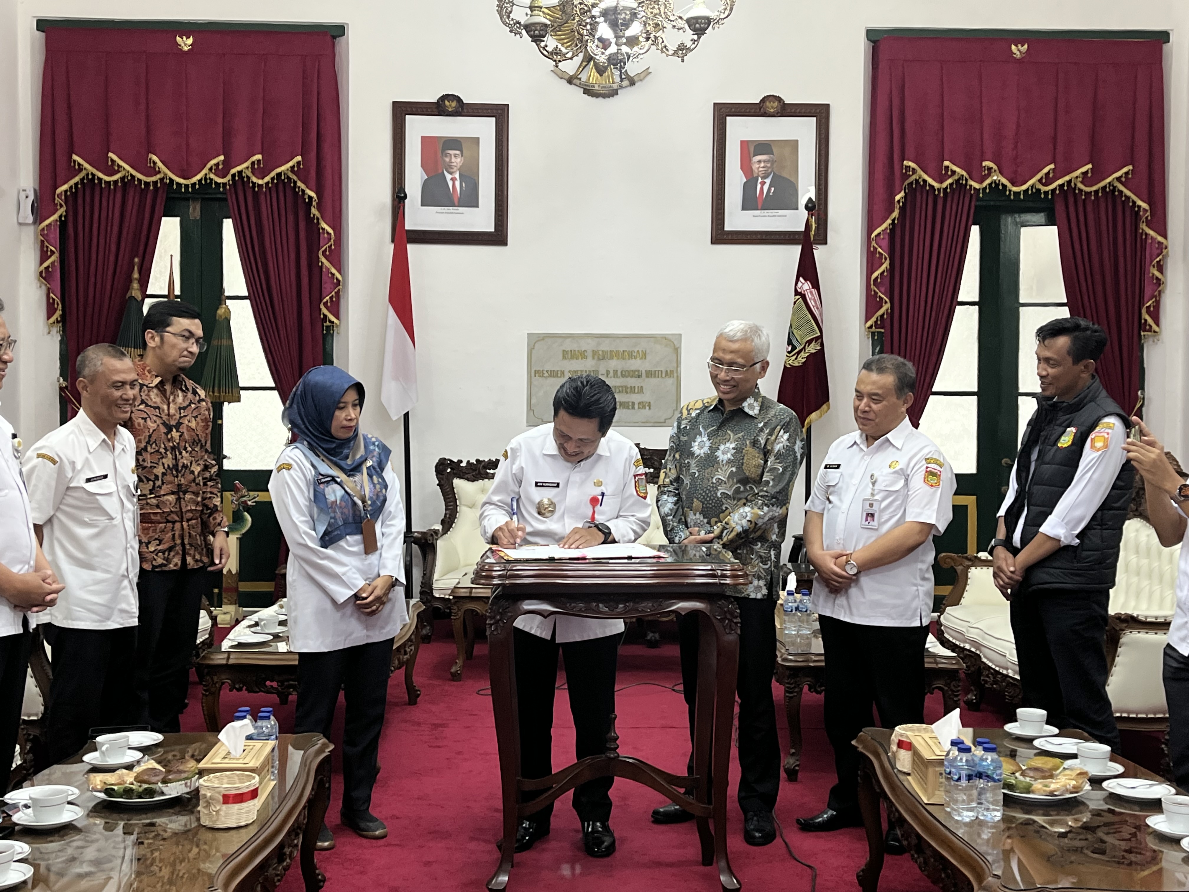 Bupati Wonosobo Afif Nurhidayat menandatangani kerja sama dengan pihak ketiga dalam pengelolaan sampah, kemarin (21/2/2024).