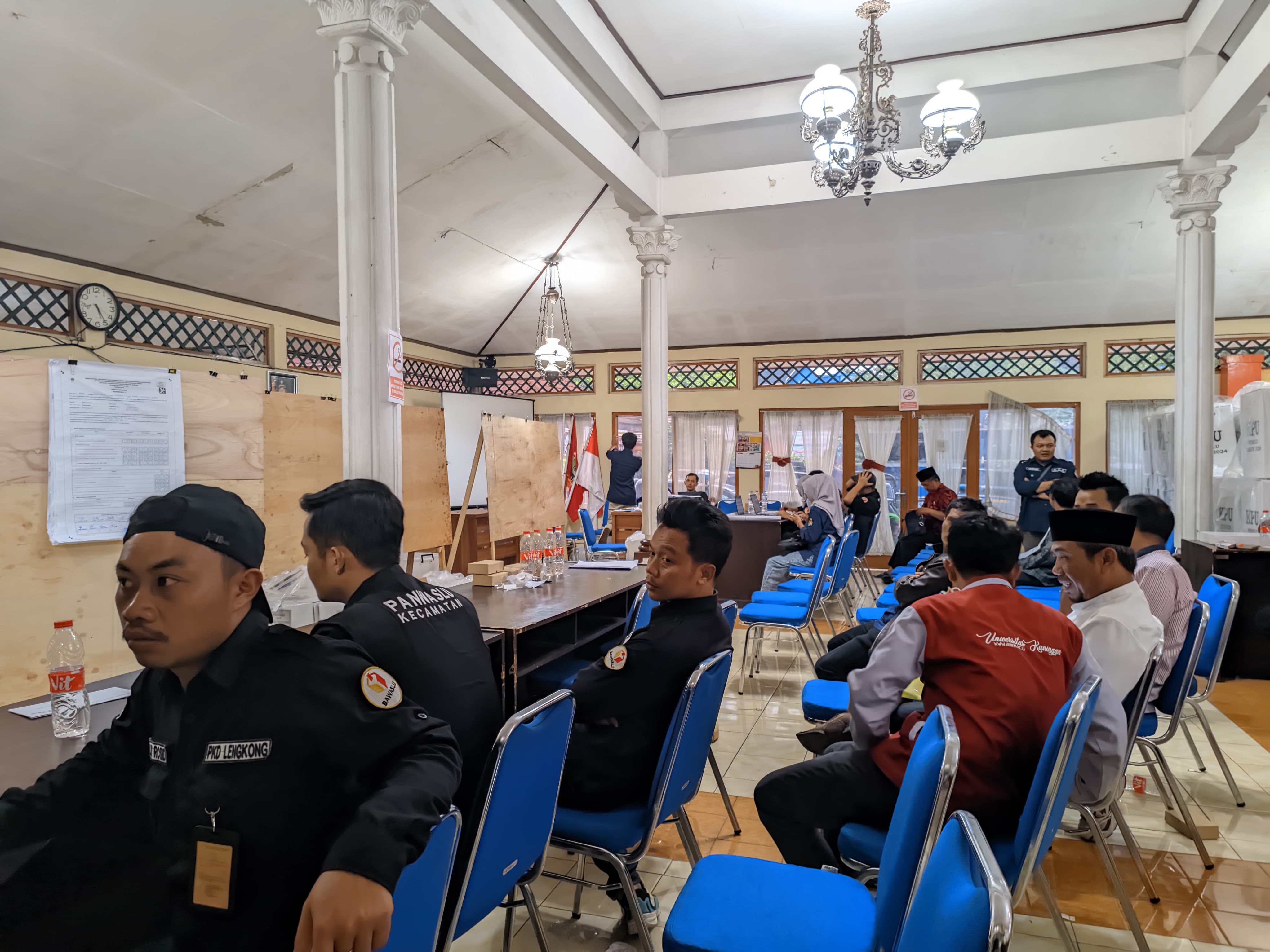 Petugas KPPS, TPS dan saksi dari masing-masing parpol saat akan mengikuti penghitungan ulang di Kecamatan Garung.