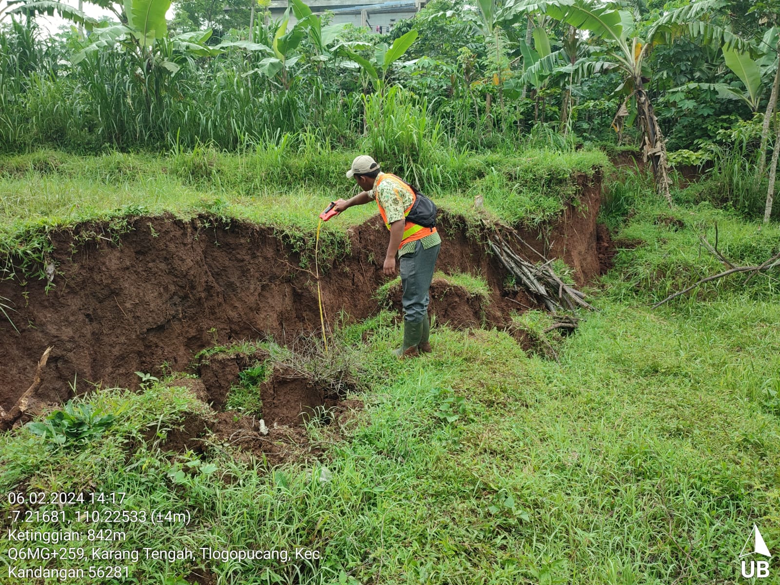 Petugas BPBD meninjau lokasi tanah amblas di Dusun Kedopokan RT 2 RW 1, Desa Tlogopucang, Kandangan, Kabupaten Temanggung.
