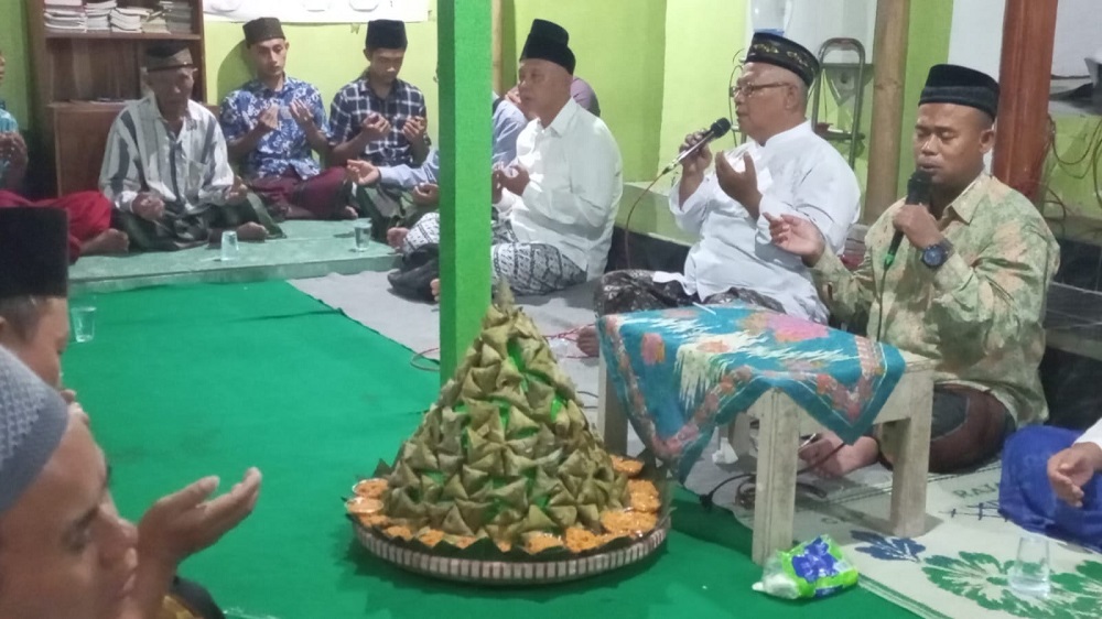 Doa bersama perayaan Grebek Sumpil di area makam wali Hasan Abdullah atau Eyang Pakuwojo, Desa Kutoharjo, Kaliwungu, Kendal, Minggu (25/2/2024).