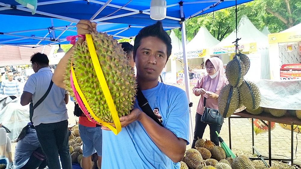 Eko Budi Haryanto menunjukkan durian Montong Jumbo seberat 10 kilogram di hari terakhir Festival Durian Gunungpati Semarang, Minggu (25/2/2024).