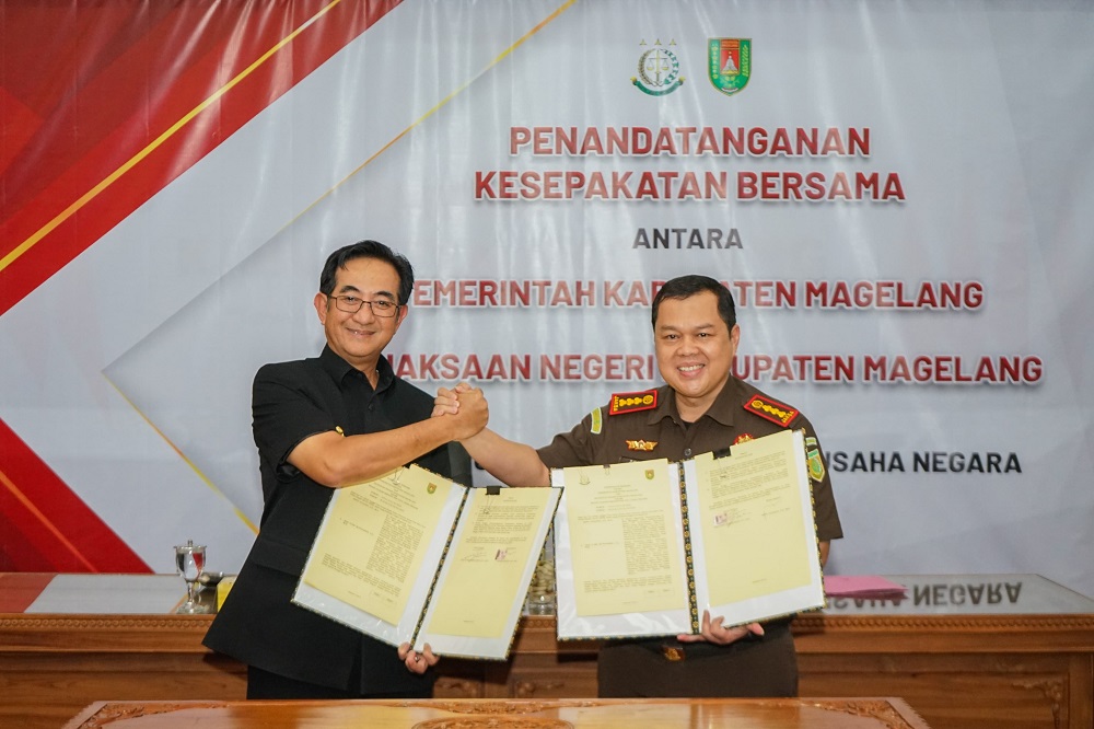 Pj Bupati Magelang Sepyo Achanto (kiri) dan Kepala Kejaksaan Negeri Kabupaten Magelang Zein Yusri Munggaran saat menandatangani MoU kerja sama bidang hukum perdata dan tata usaha, Senin (26/2/2024).