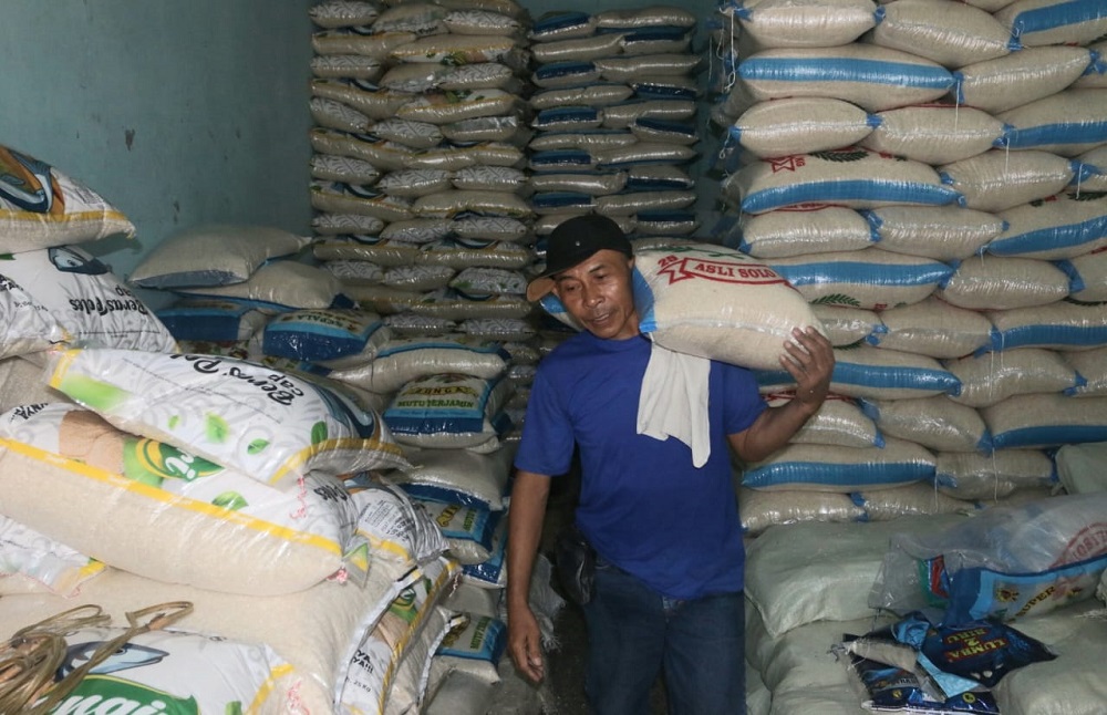 Stok beras di salah satu pedagang di Pasar Dargo, Semarang.