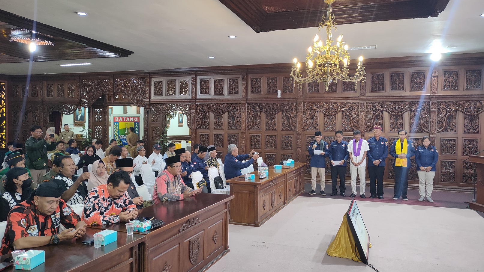 Para tokoh agama menggelar doa bersama untuk kelancaran Pemilu 2024 di aula Kantor Bupati Batang, Senin (26/2/2024).