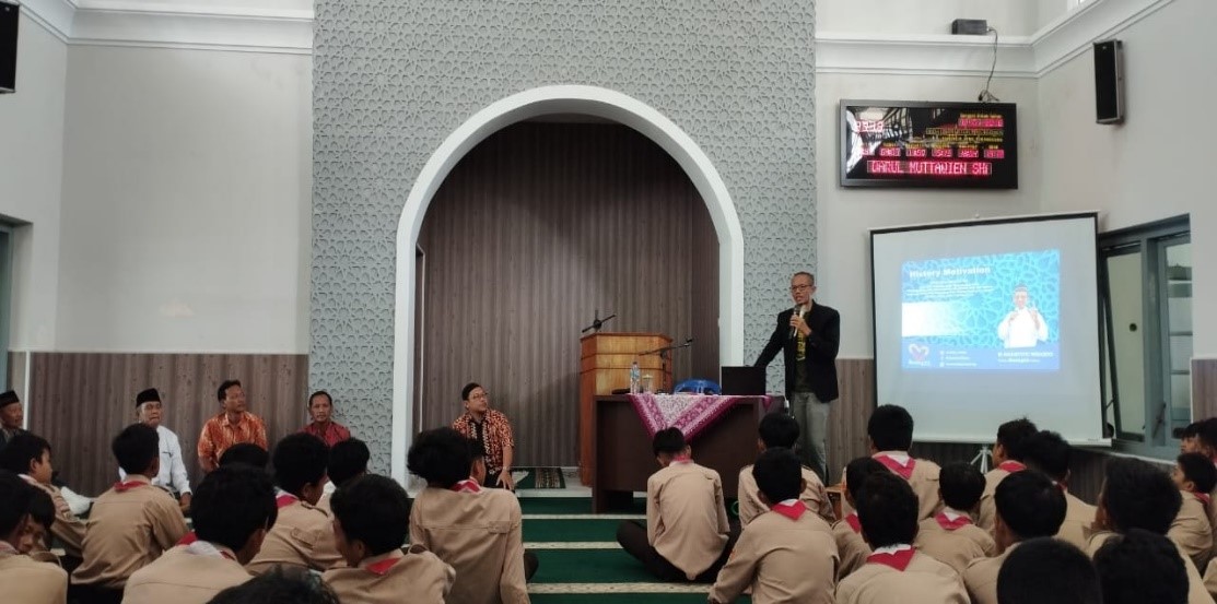 Siswa, guru dan karyawan SMPN 1 Kedu mengikuti kajian dan motivasi untuk menyemarakkan Isra&rsquo;Mikraj sekaligus menyambut Ramadan, Sabtu (24/2/2024) di Masjid Jami&rsquo; Darul Muttaqien, Danurejo, Kedu.