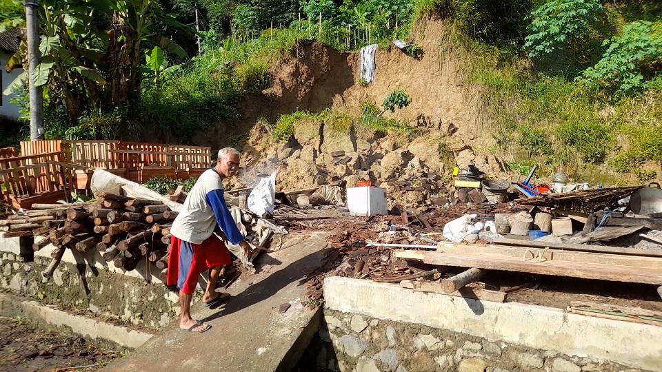 Tanah longsor menimpa rumah warga di Kecamatan Salaman, Kabupaten Magelang.
