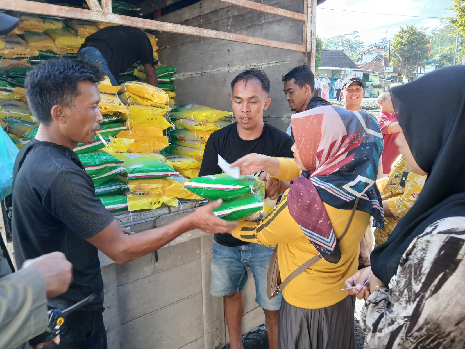 Warga Candiroto, Kabupaten Temanggung antre membeli beras dalam operasi pasar (OP) beras, Senin (26/2/2024).