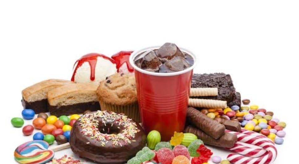 Makan makanan manis terlalu sering dapat meningkatkan kadar ureum.  Kandungan gula tambahan pada makanan manis dapat menyebabkan hipertensi akibat tersumbatnya aliran darah.
