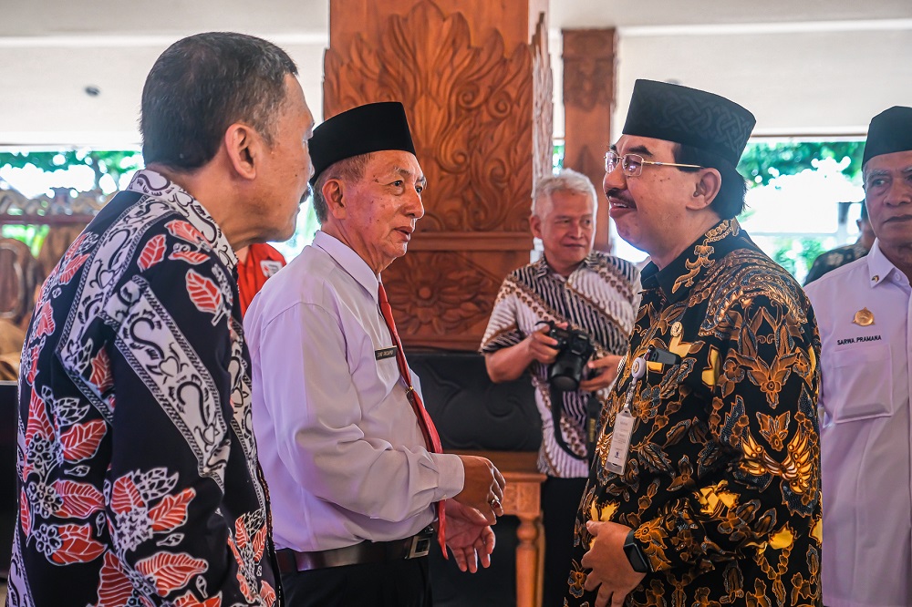 Wakil Wali Kota Magelang M Mansyur (baju batik) memberikan ucapan selamat kepada Dewan Kehormatan dan Pengurus PMI Kota Magelang.