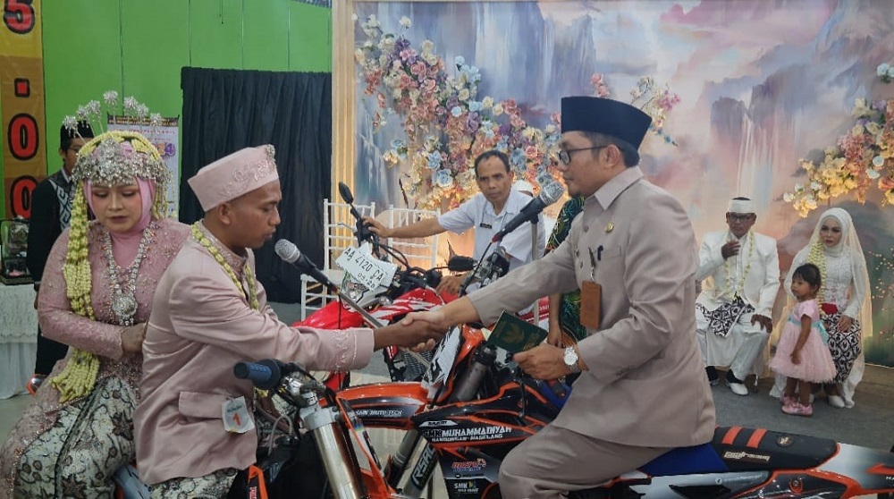 Nikah masal di Tempuran, Kabupaten Magelang. Ijab kabul dilangsungkan di atas motor trail.