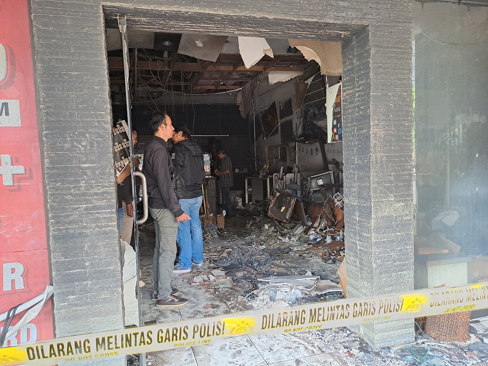 Anggota Satuan Reskrim Polres Magelang Kota melakukan olah TKP kebakaran di Yuki Photo, Kamis (28/2/2024) pagi.
