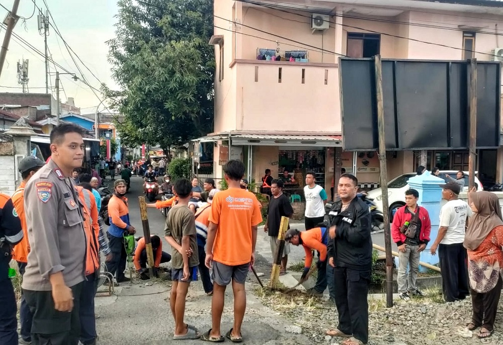 Pengendara motor berboncengan, ibu dan anak tertabrak KA di perlintasan tanpa palang pintu Jalan Sedayu, Pindrikan Lor, perbatasan antara Kecamatan Semarang Tengah dan Semarang Utara, Kamis (29/2/2024