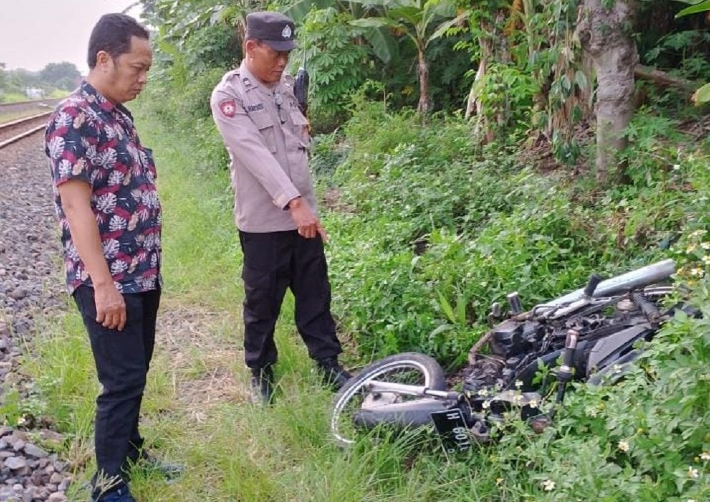 Sepeda motor korban terseret kereta api hingga mendekati Bandara Lanumad Ahamad Yani dalam kondisi ringsek