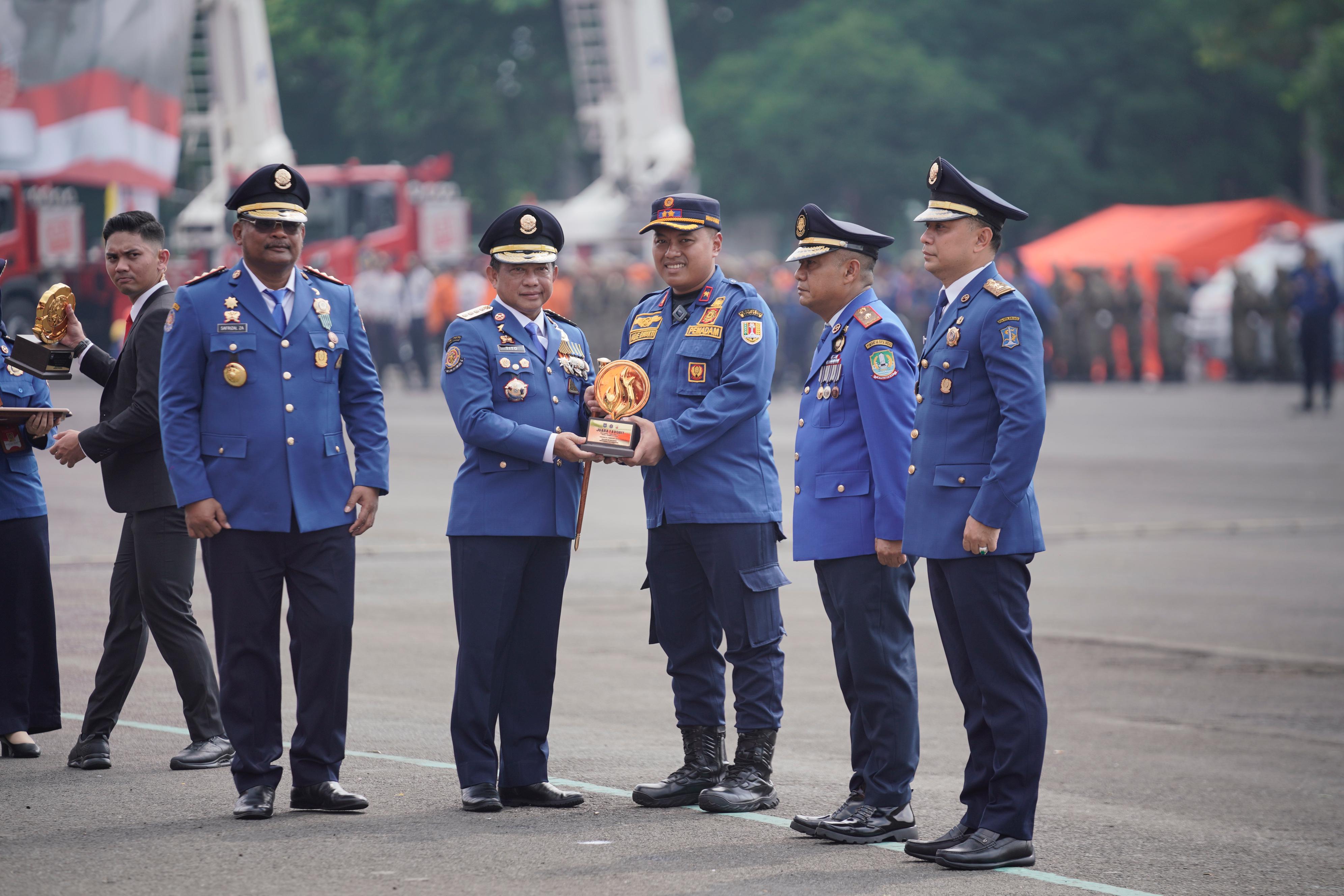 Sekretaris Dinas Pemadam Kebakaran Kota Semarang Ade Bhakti Ariawan menerima secara langsung piala yang diserahkan oleh Menteri Dalam Negeri Tito Karnavian.