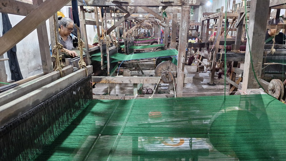 Karyawan sedang menenun sarung goyor Botol Terbang. Proses tenun merupakan tahapan terakhir.