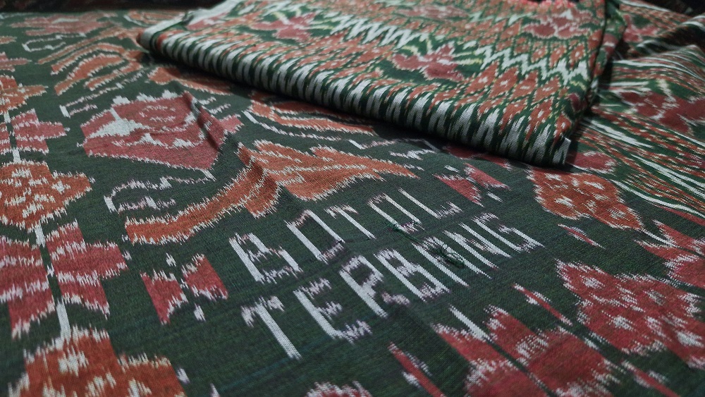 Motif khas sarung tenun Botol Terbang milik Umar Saleh berciri khas.