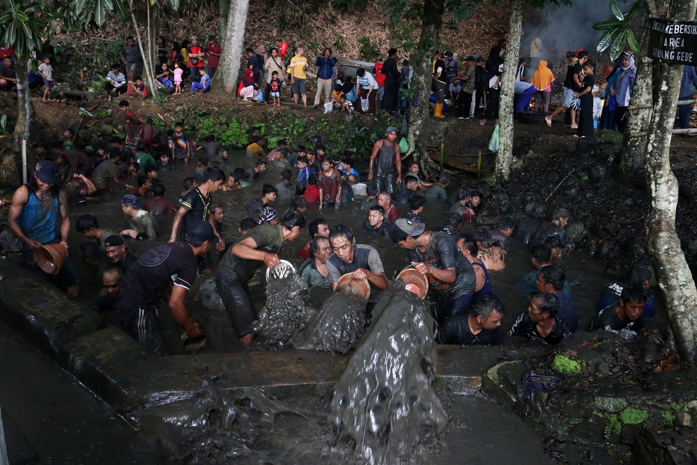 Ratusan warga Pucung RW 8 Kelurahan Pudakpayung, Kecamatan Banyumanik, Kota Semarang melakukan tradisi Nyadran Sendang Gede Pucung.