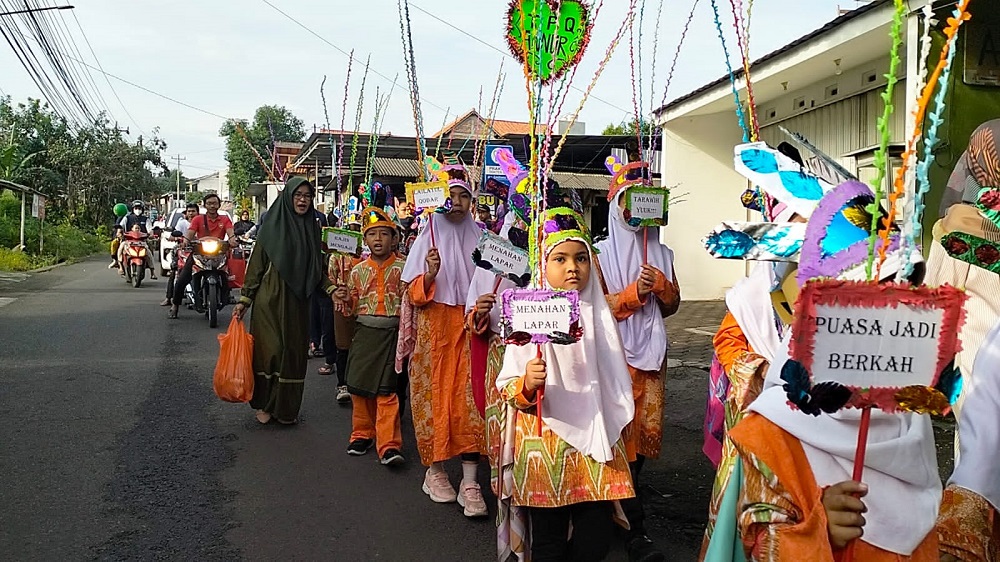 Ratusan anak dari belasan TPQ di Kelurahan Gedawang, Kecamatan Banyumanik, Kota Semarang mengikuti karnaval Tarhib Ramadan, Minggu (3/3/2024).