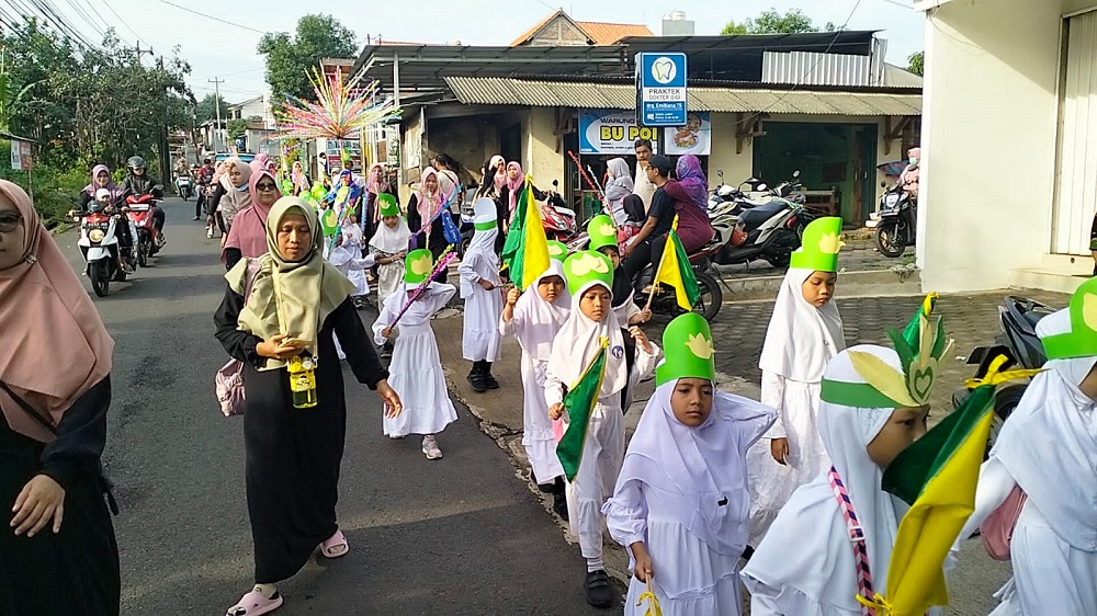 Peserta karnaval karnaval Tarhib Ramadan di Kelurahan Gedawang, Kecamatan Banyumanik, Kota Semarang menggunakan mobil hias dan kembang manggar, Minggu (3/3/2024)