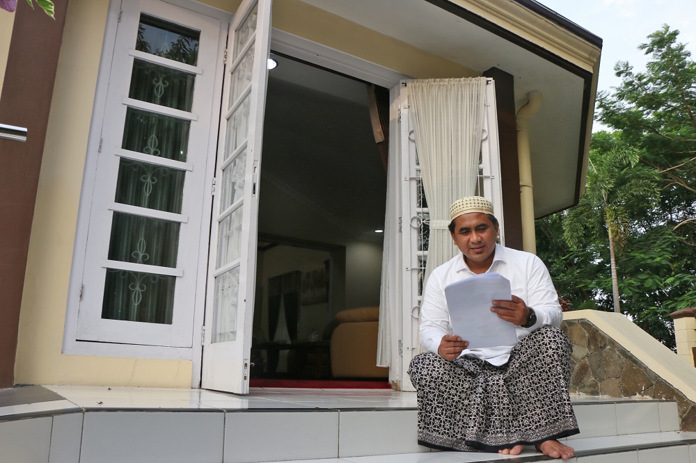 Calon Anggota DPD RI asal Dapil Jateng dan mantan Wakil Gubernur Jateng Taj Yasin Maimoen atau Gus Yasin nampak nyaman mengenakan sarung untuk beraktivitas sehari-hari.
