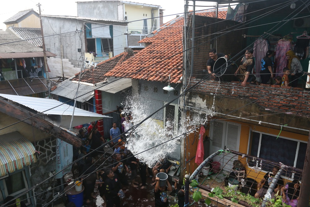 Prosesi perang air warna-warni saat Gebyuran Bustaman di Kampung Bustaman, Kelurahan Purwodinatan, Semarang Tengah, Minggu (3/3/2024).