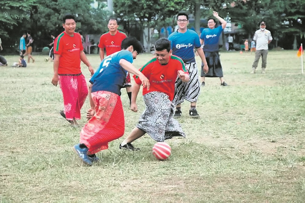 Pemakaian sarung batik di Kota Pekalongan yang dikemas dengan soccer fun game dalam rangka Hari Batik Nasional tahun lalu.