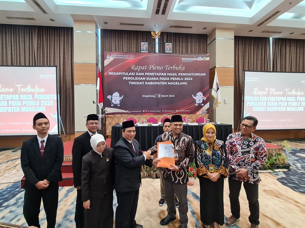 Penyerahan berkas hasil rapat pleno rekapitulasi perolehan suara Pemilu oleh KPU Kabupaten Magelang, Minggu (3/3/2024).
