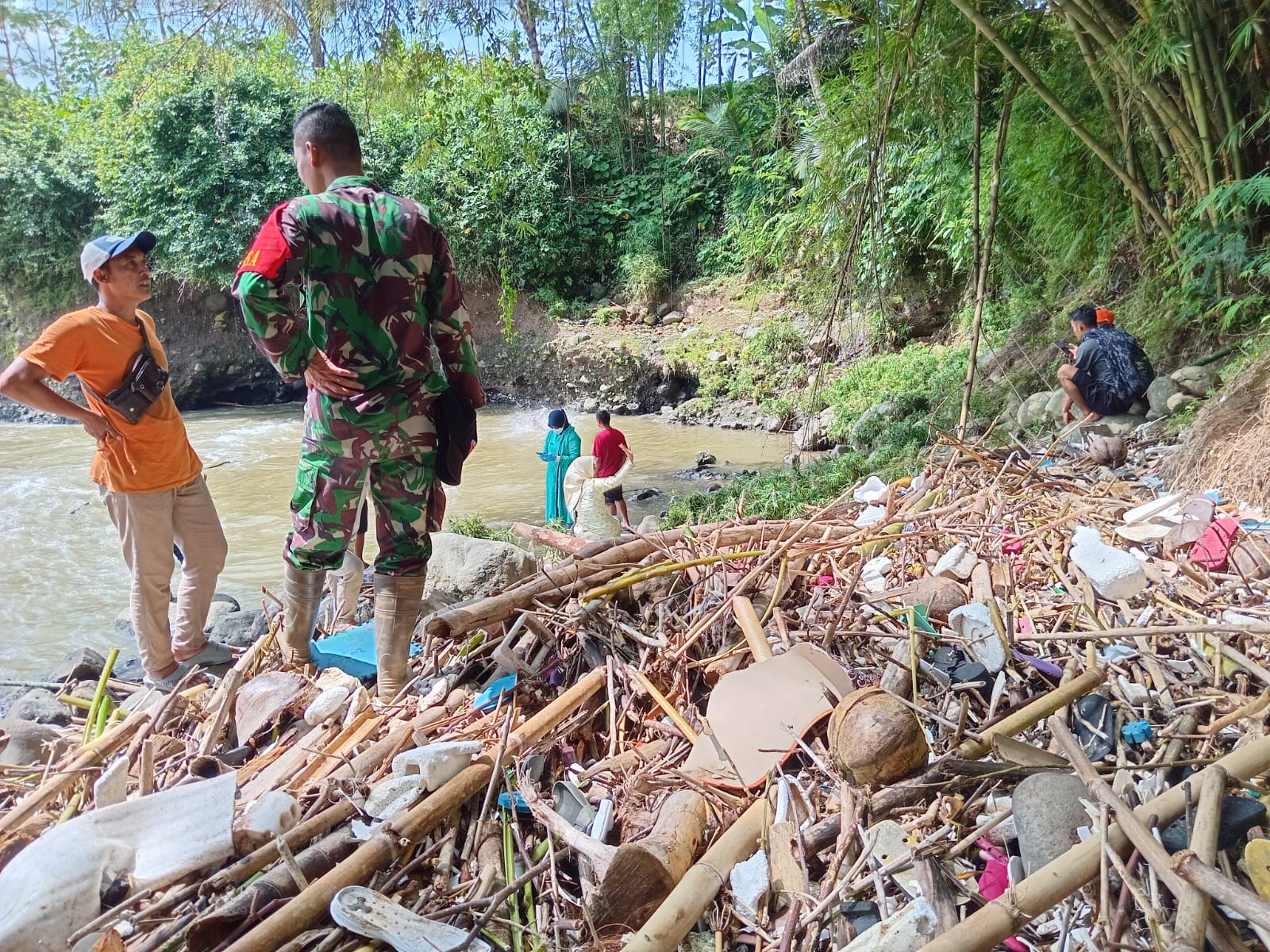 Kepolisian bersama warga tengah mengevakuasai jasad bayi yang dibuang di tumpukan sampah pinggir aliran Sungai Serayu Desa Wonokerto, Kecamatan Leksono, Wonosobo.