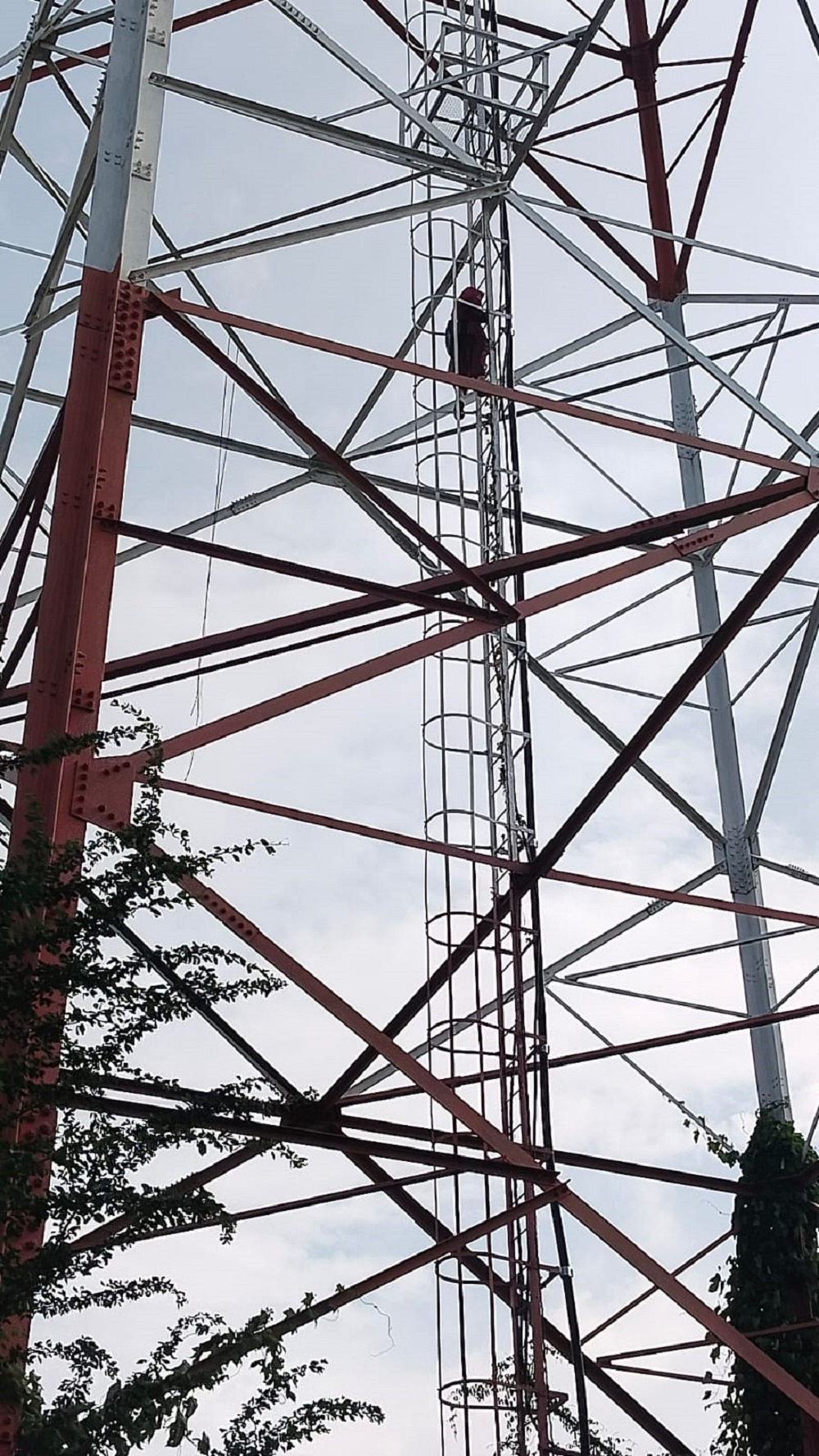 Mahasiswi Fakultas Psikologi Universitas Islam Sultan Agung (Unissula) Semarang ini nekat memanjat Tower TV Unissula Semarang
