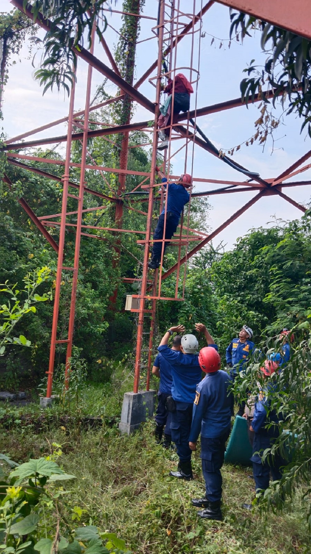 Nafa Safaroh Shafa Az Zahra,  Mahasiswi Fakultas Psikologi Universitas Islam Sultan Agung (Unissula) Semarang turun sendiri dari Tower TV Unissula