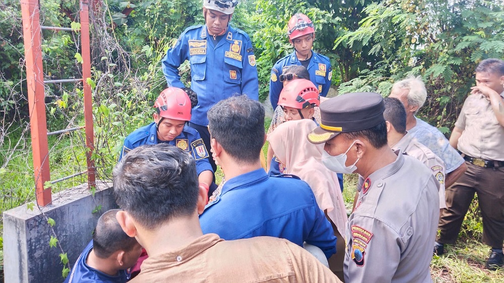 Petugas Damkar dan Polsek Genuk mengevakuasi Nafa Safaroh Shafa Az Zahra begitu turun dari Tower TV Unissula Semarang