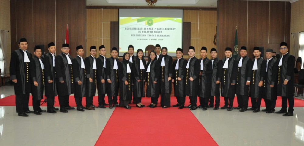 Sebanyak 27 advokat baru dilantik dan diambil sumpah di Pengadilan Tinggi Jateng, Selasa (5/3/2024).