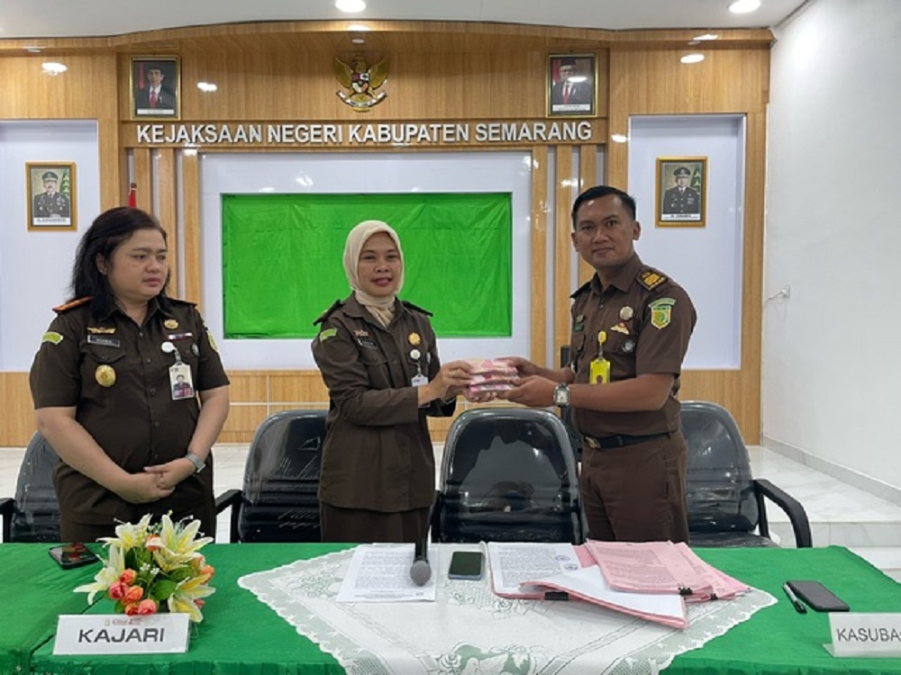 Kepala Kejari Kabupaten Semarang Theresia Tri Widorini menunjukan uang pembayaran denda di kantor Kejaksaan Negeri Kabupaten Semarang.