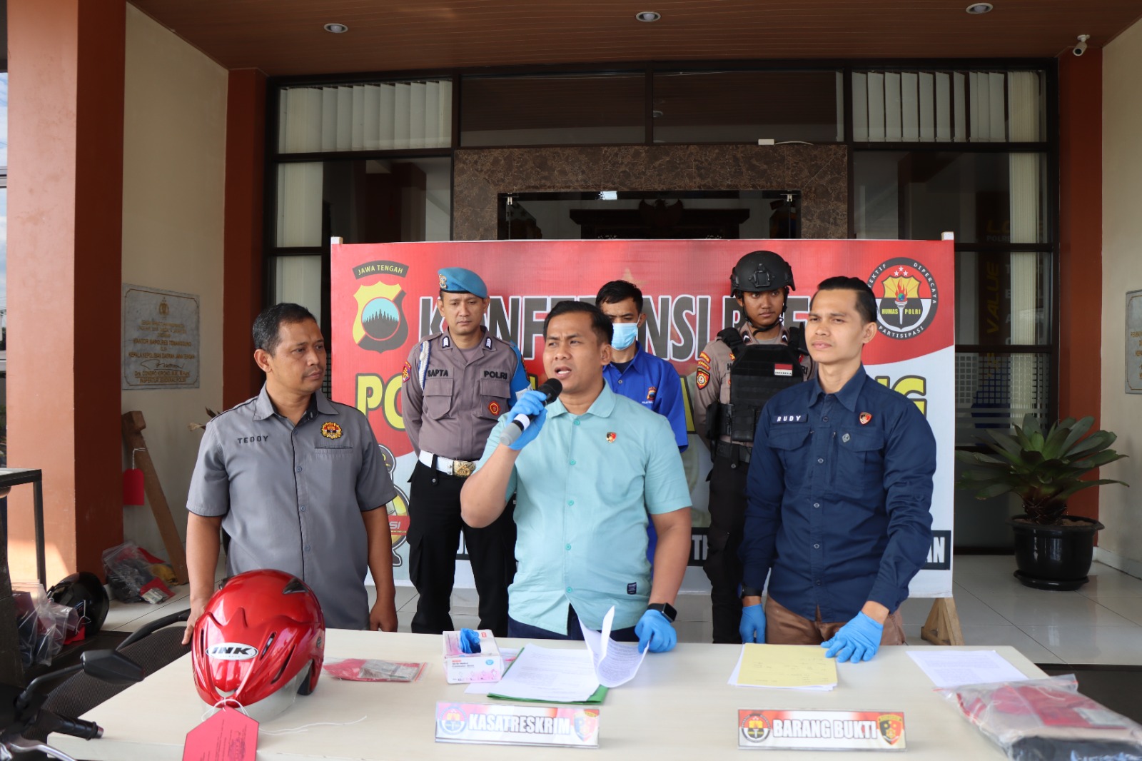 Kanit Tipikor Polres Temanggung Ipda Siget menjelaskan kasus penggelapan sepeda motor.