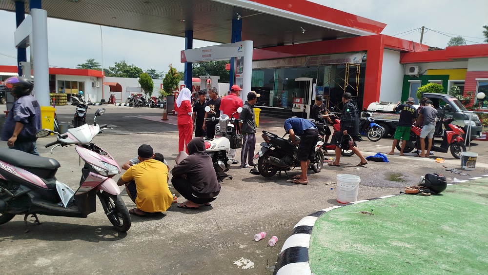 Sejumlah sepeda motor mogok usai mengisi bahan bakar Pertalite di SPBU Q44.505.05 Randugunting, Kecamatan Bergas, Kabupaten Semarang, Senin (4/3/2024)